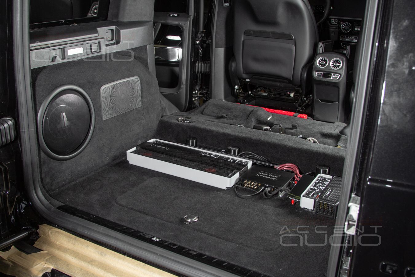 Интеграция усилителей Mosconi в Mercedes-Benz G скрыто и функционально