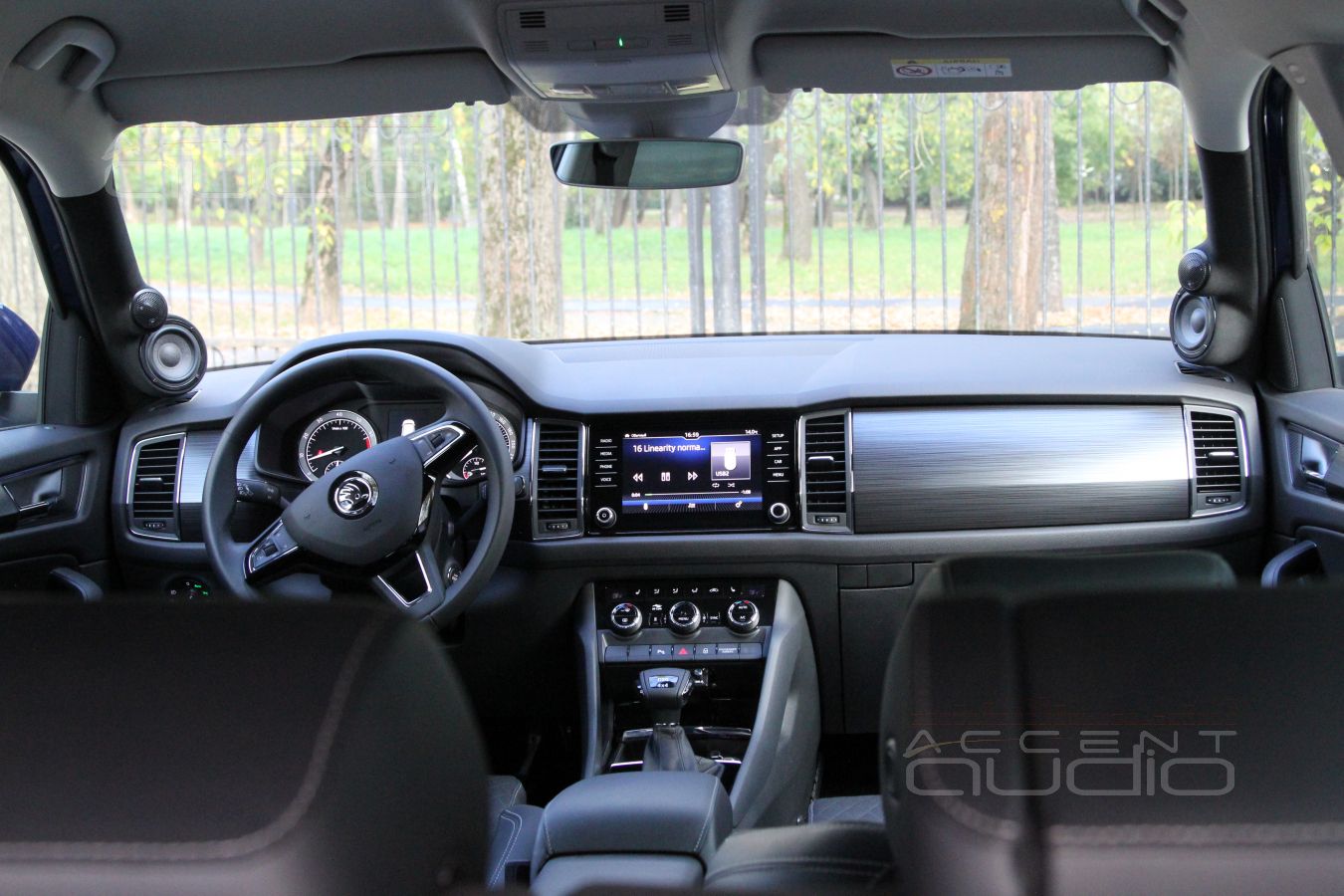 Сразу – главное: подиумы для твитеров Rainbow и среднечастотных излучателей Brax для Skoda Kodiaq