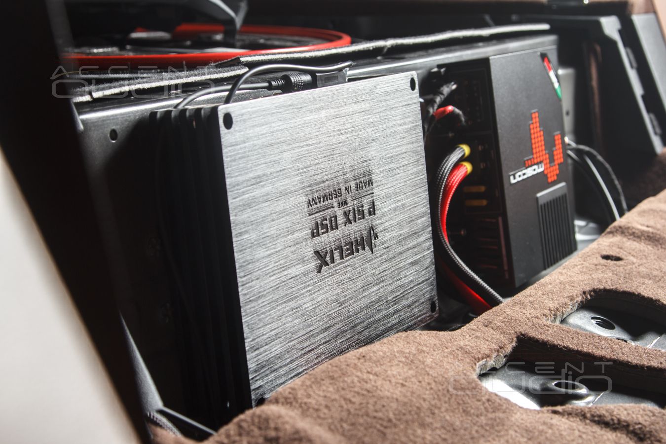 Штатный, скрытый, технологичный – монтаж усилителей в Porsche Cayenne Coupe 2022