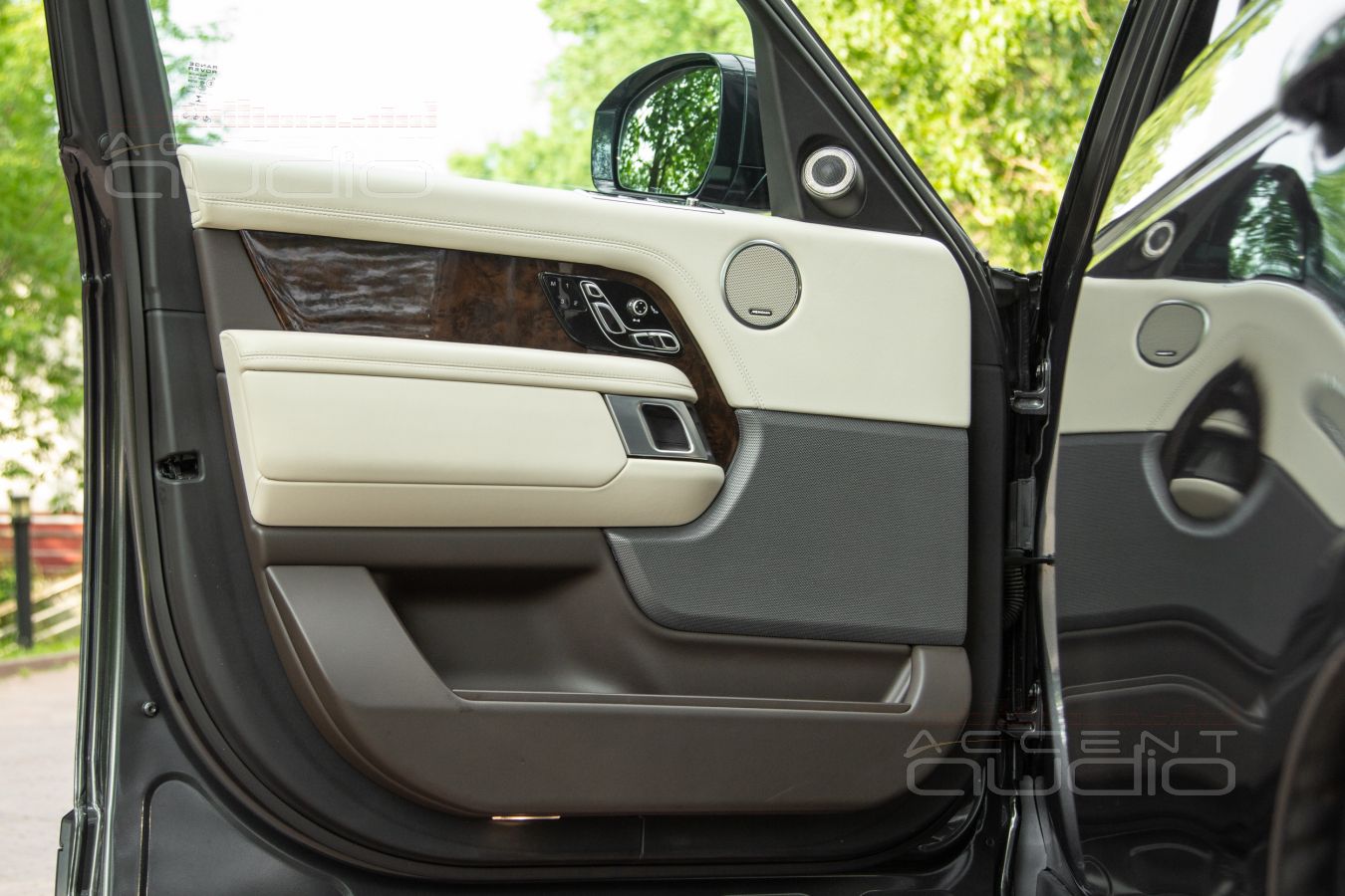 Среднечастотные излучатели Brax ML3 штатно в передних и в задних дверях Range Rover