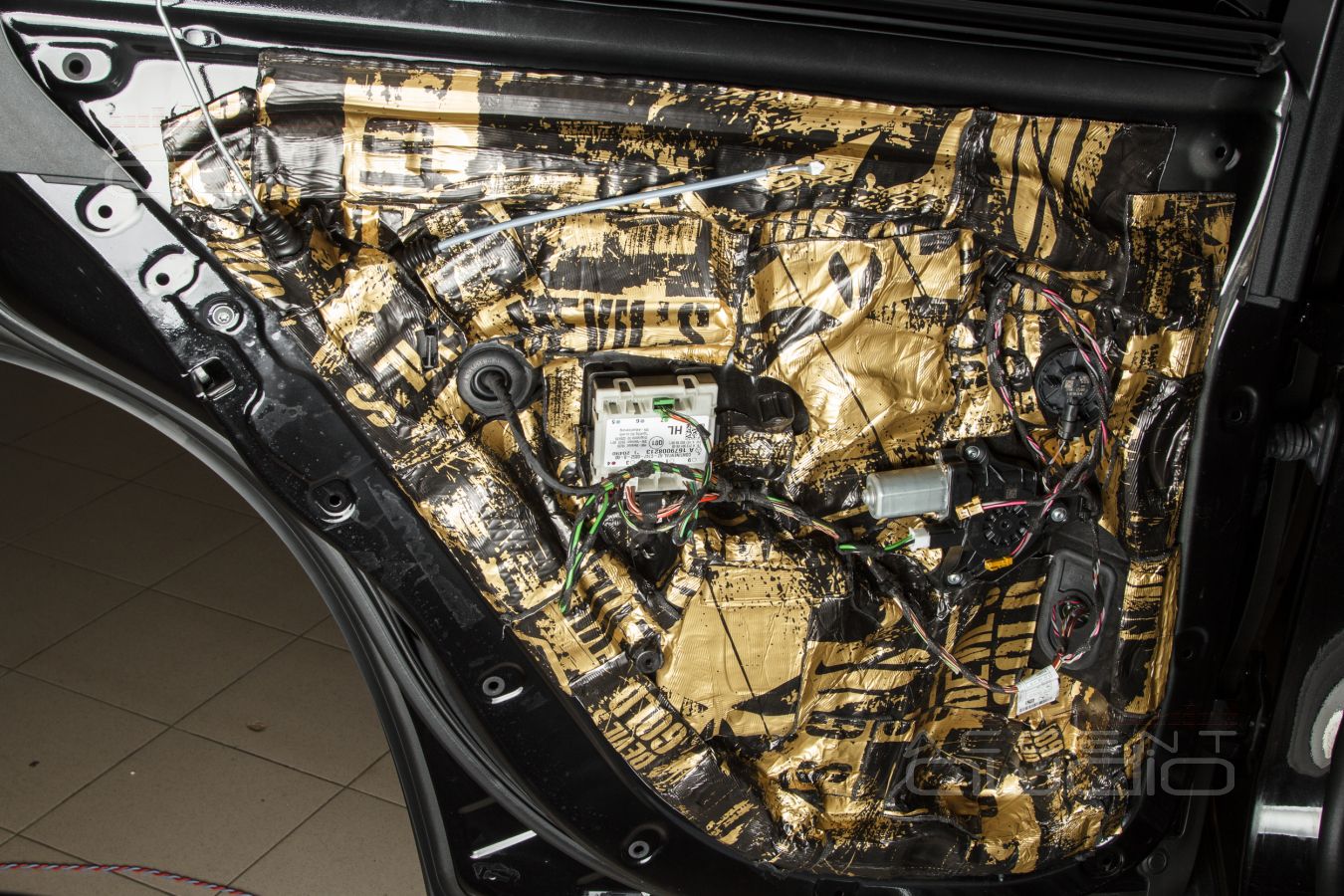 Штатная, скрытая установка среднечастотных динамиков Blam и AMP в Mercedes GLE