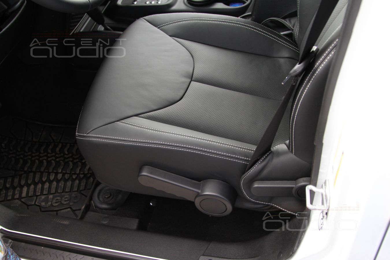 Пошив салона: качество кожи Nappa в сочетании с сидениями Jeep
