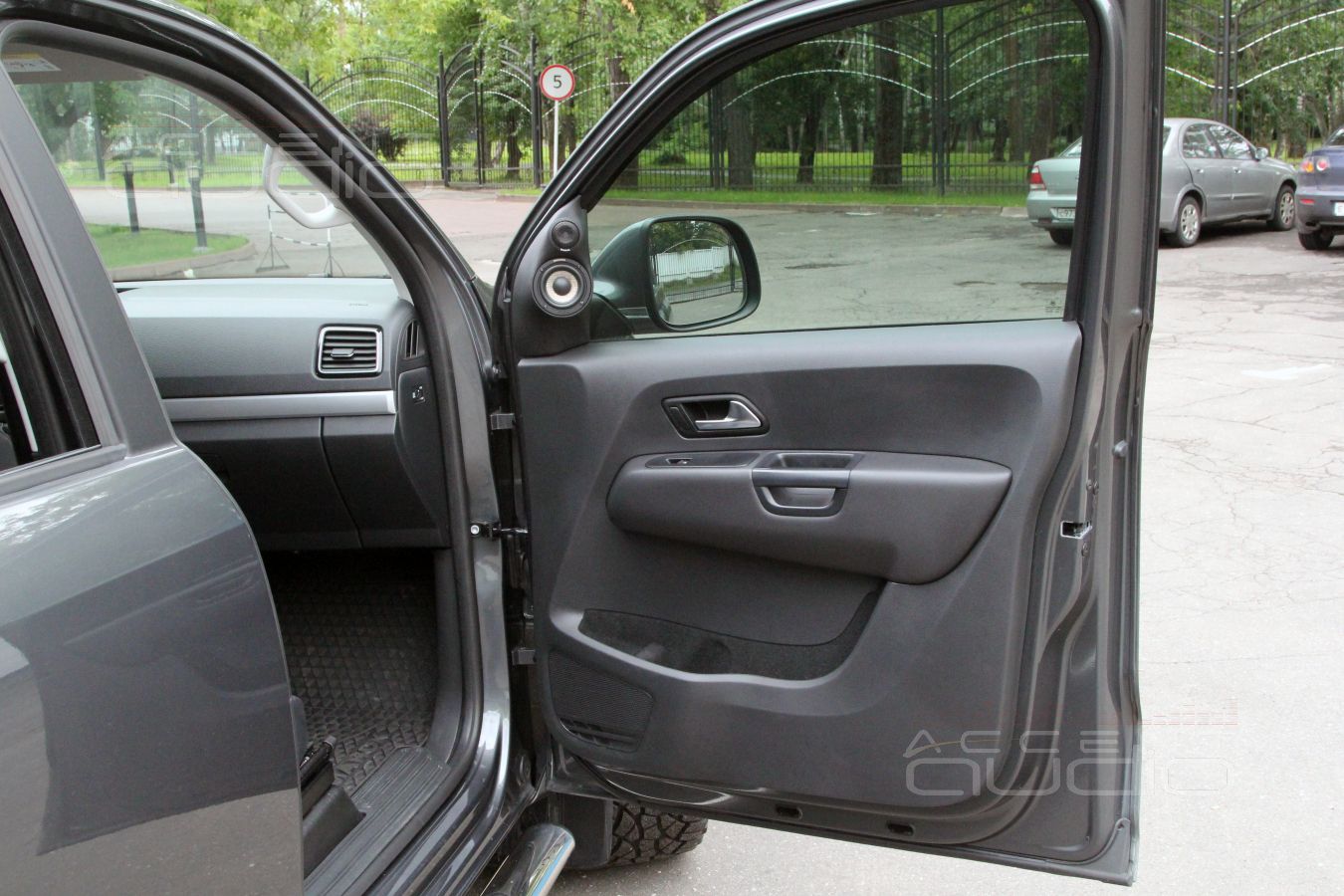 Установка мидбасовых динамиков FOCAL MW PS165F3 (6L23402) – штатно, но с доработкой