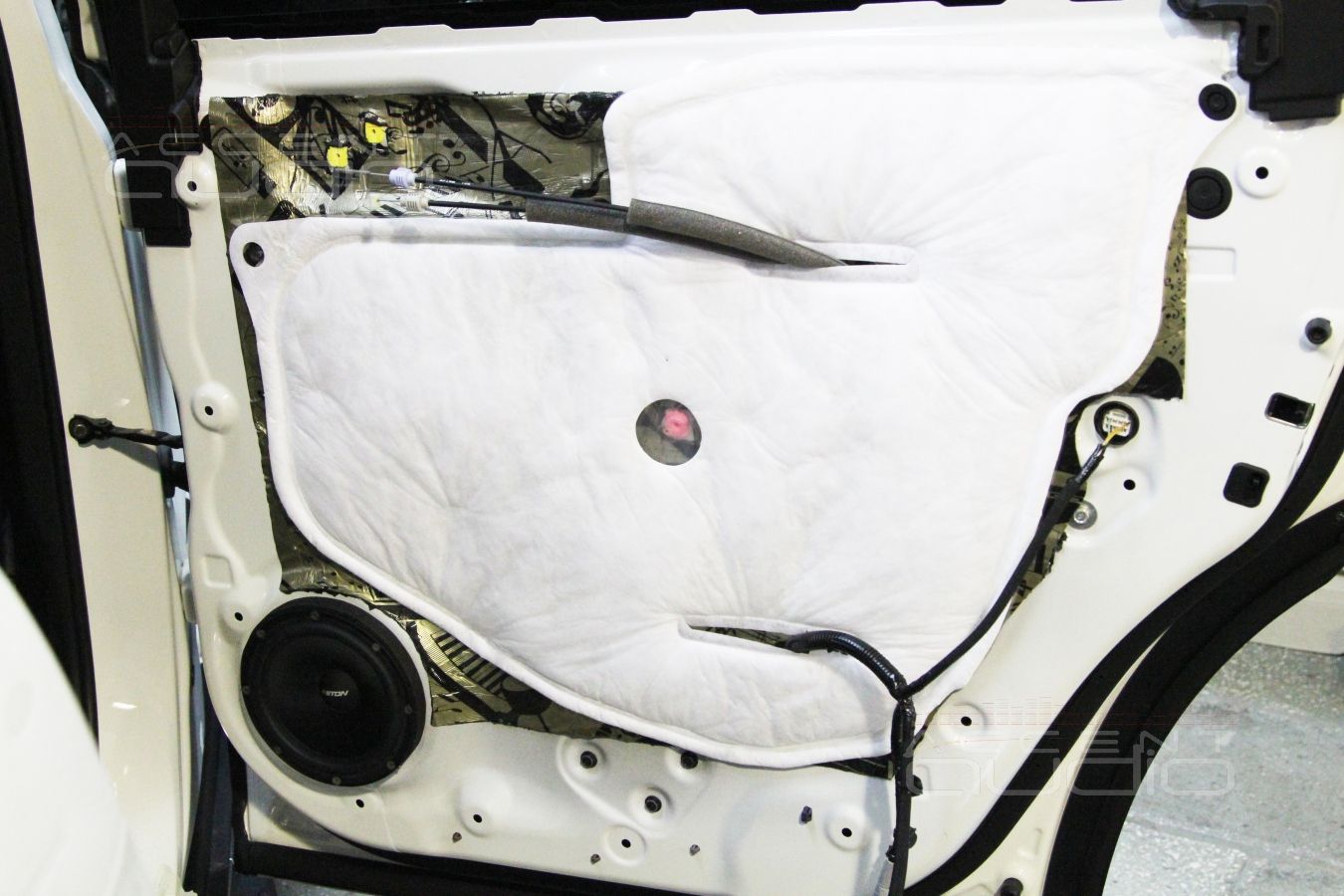 Установка акустики в двери Acura MDX