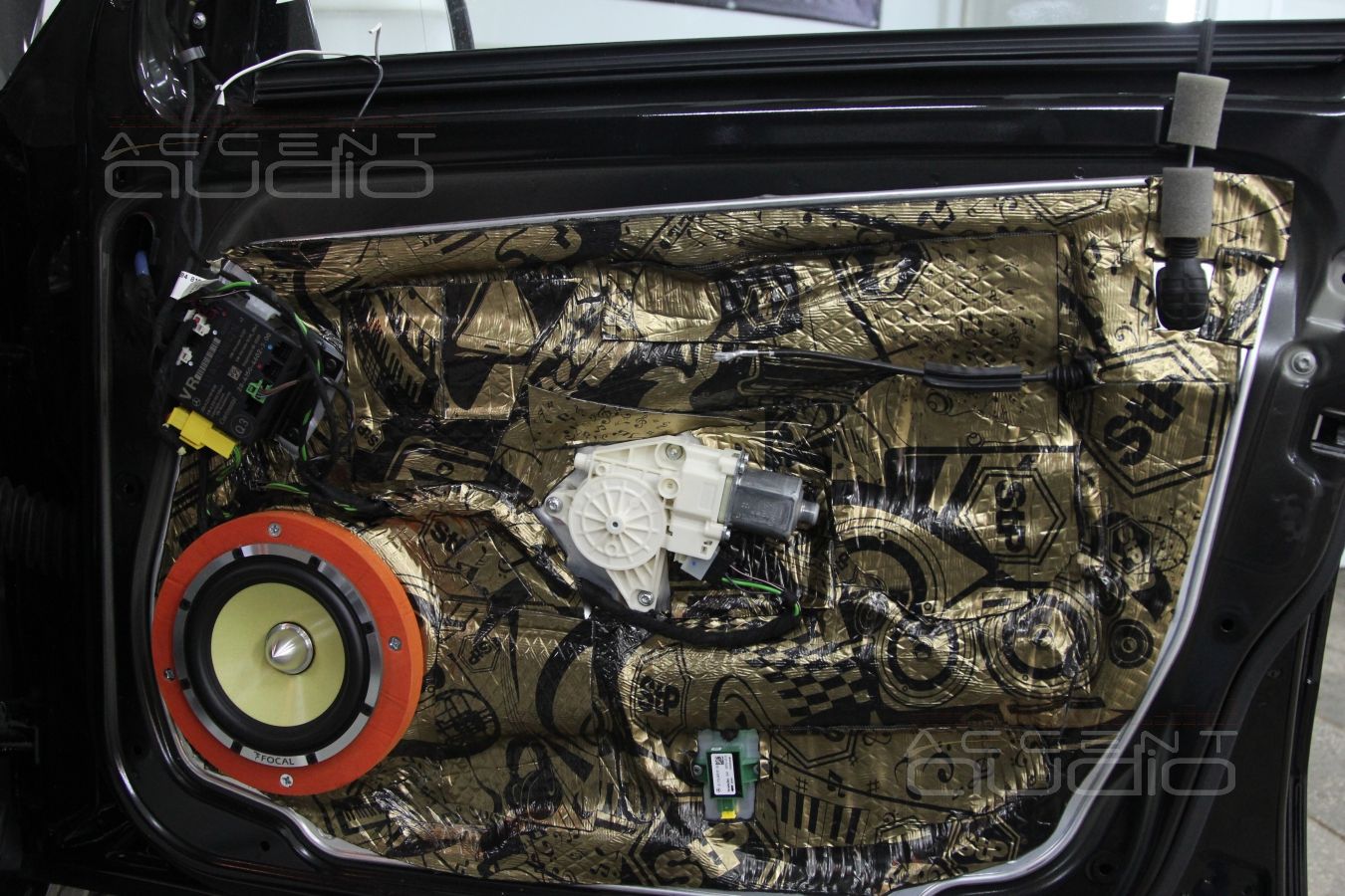 Замена акустики и виброизоляция дверей в Mercedes GLK 2014