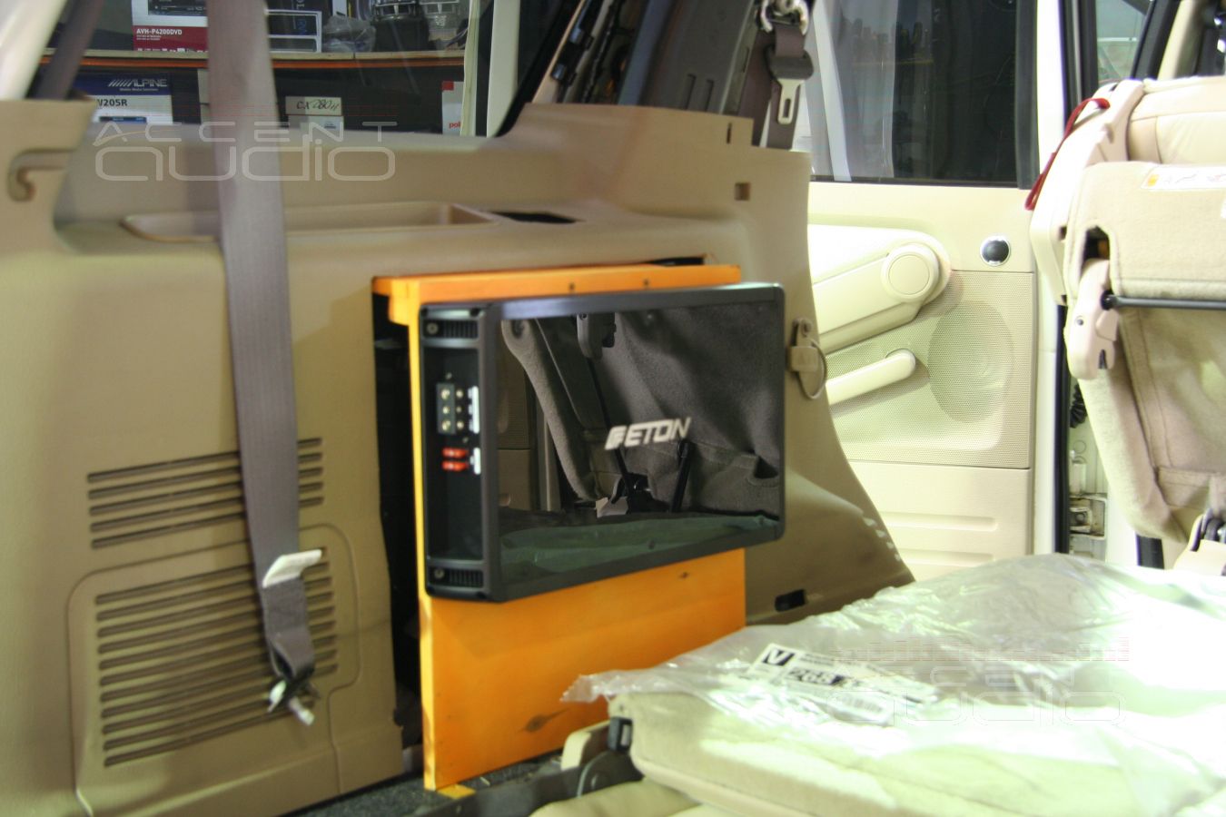 Установка усилителя и сабвуфера в старый Explorer