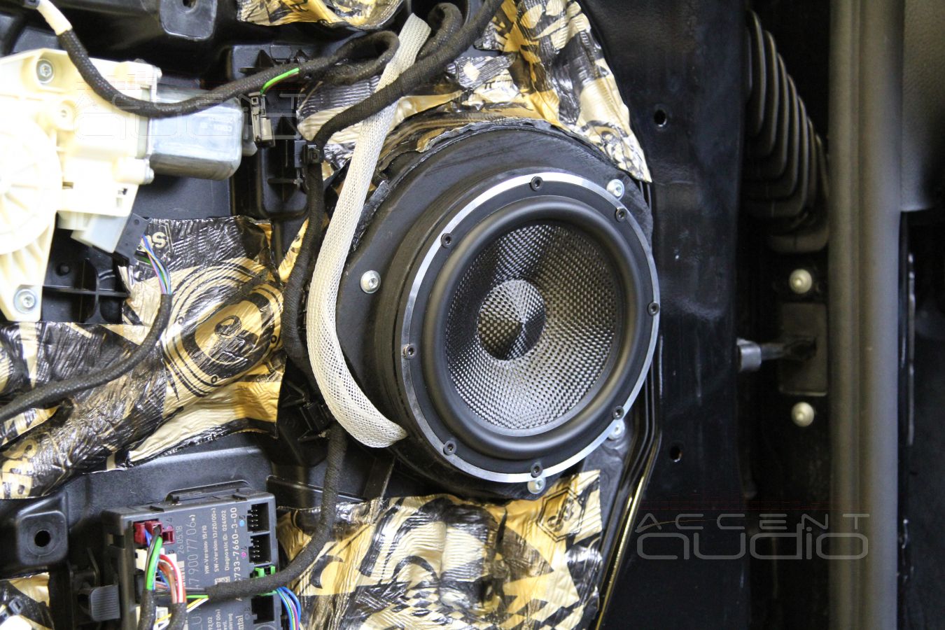 Установка акустики BLAM 165.300 в микроавтобус: установка мидбасовых излучателей