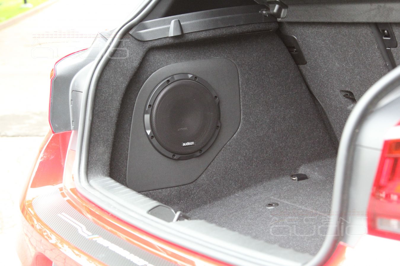 Маленькому сабвуферу – маленький, но качественный корпус: стелс для Audison Prima 8D