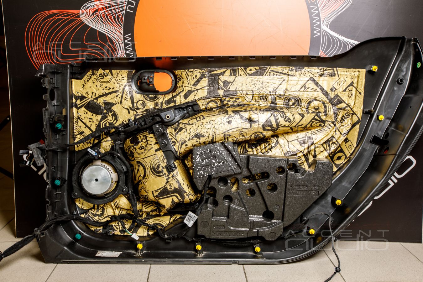 Аудиоподготовка дверей, которая начинается со снятия крыльев Smart Fortwo 