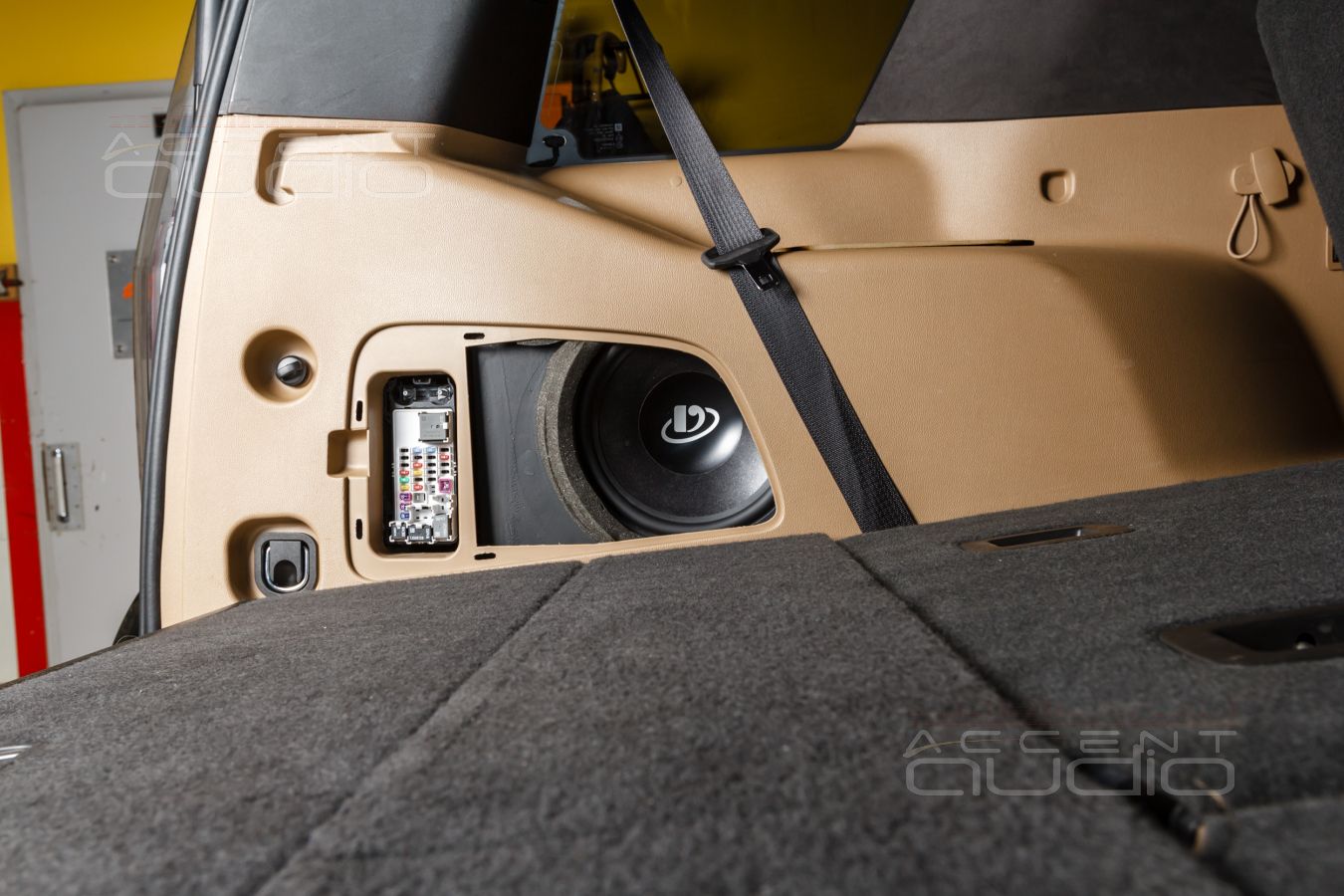 Действительно сложно, действительно сабвуфер, действительно полная интеграция: Dego в Escalade