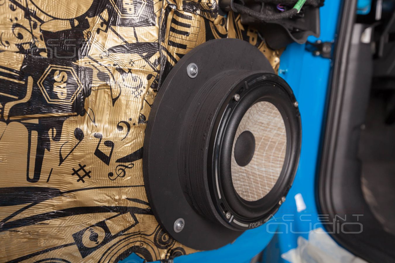 Установка новой акустики в Audi Q3: аудиоподготовка дверей и Focal Flax