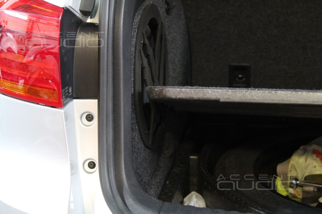 Встроенный сабвуфер в крыло Vollkswagen Tiguan: вариации