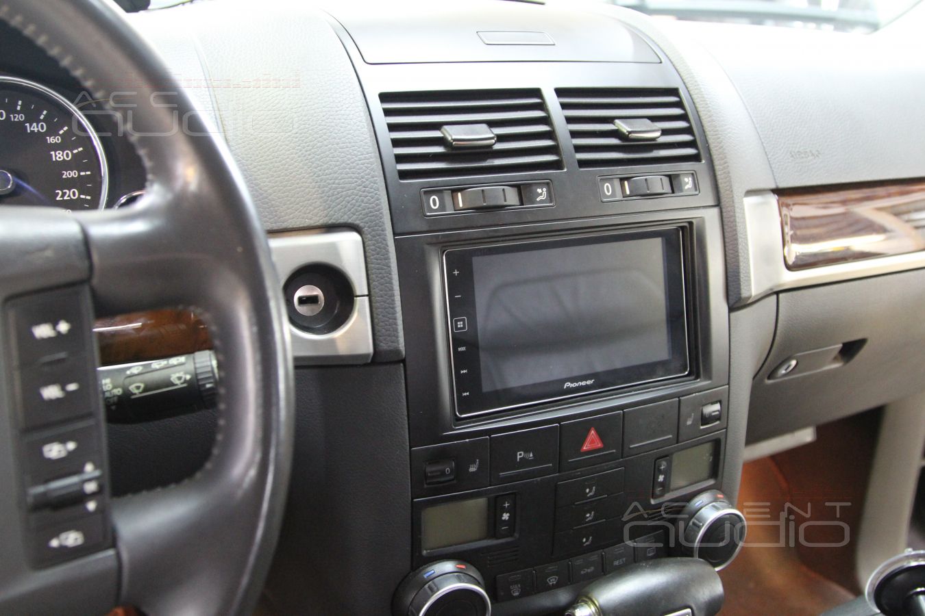 Touareg Update: Black Edition - очередная работа на машине с черным салоном