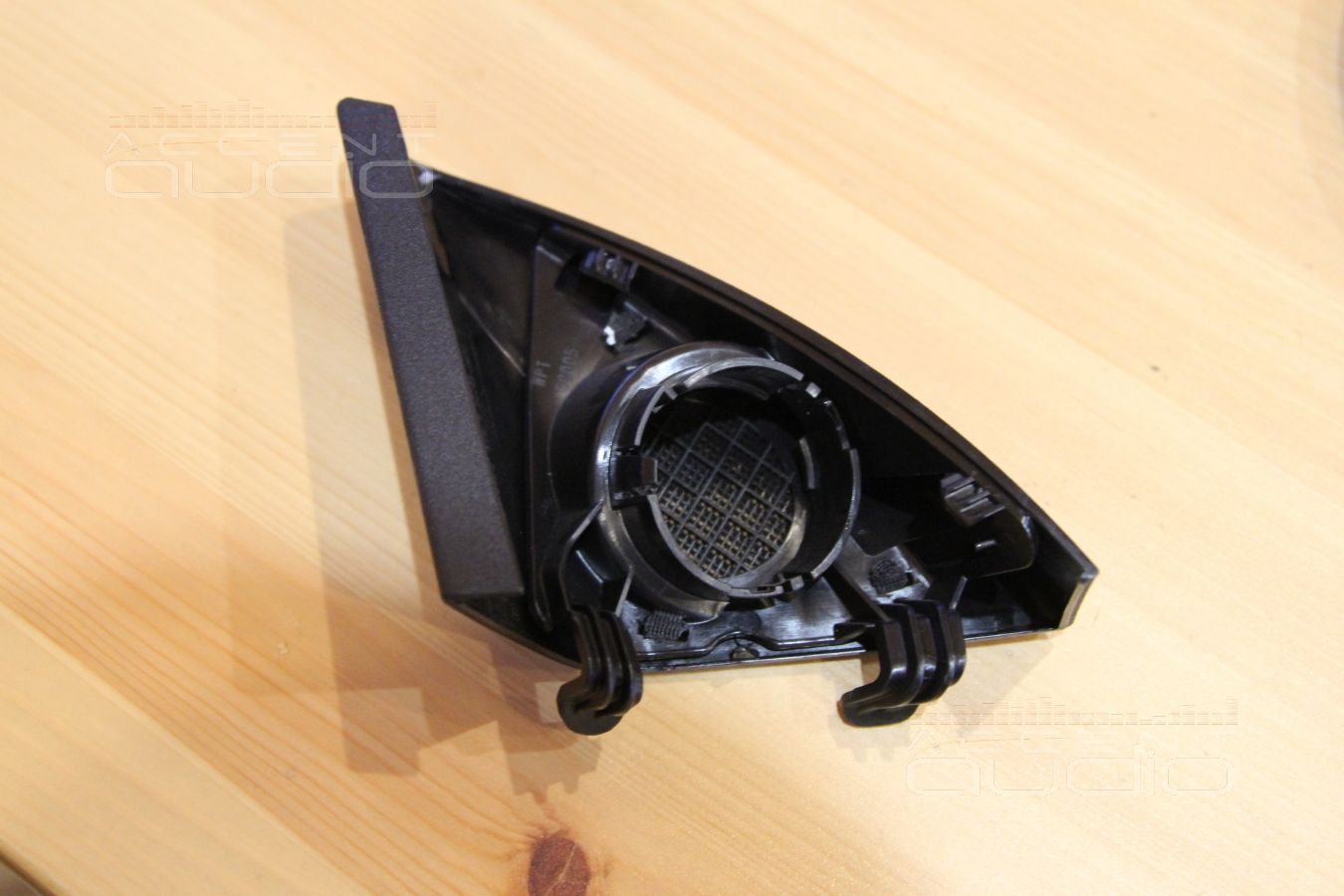 Устройство штатной системы в Mercedes-Benz W205: твитеры и среднечастотники