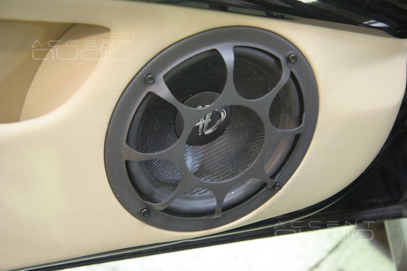 Новый дизайн обшивок и новый мидбас на новом месте