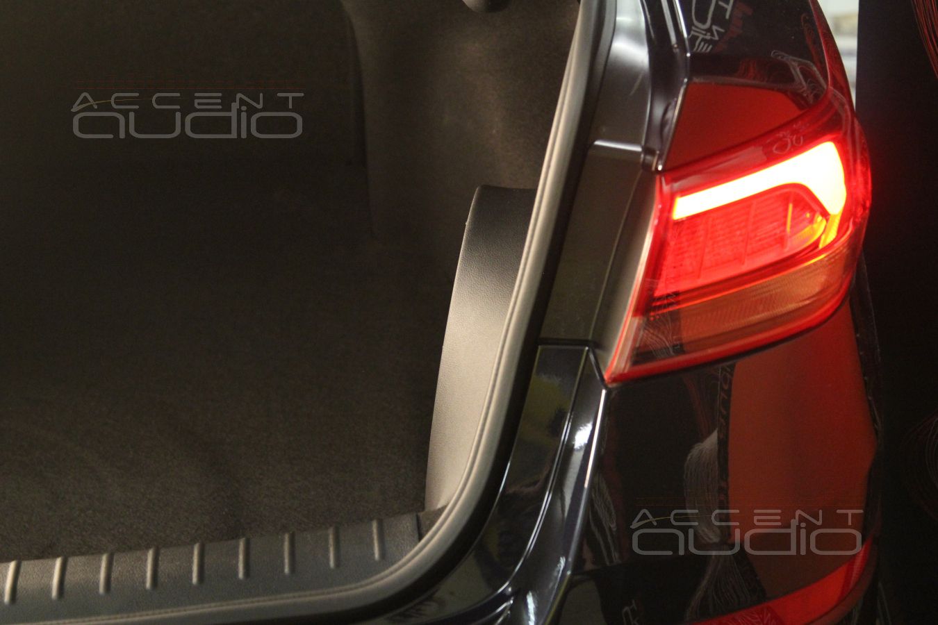 Настоящий сабвуфер-стелс в Kia Optima ? Конечно ! Gladen SQX 10