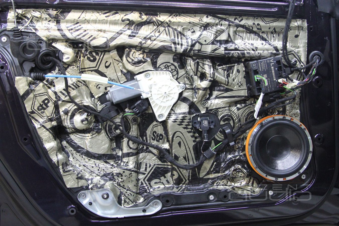 Установка акустики E.O.S в Mercedes CLA