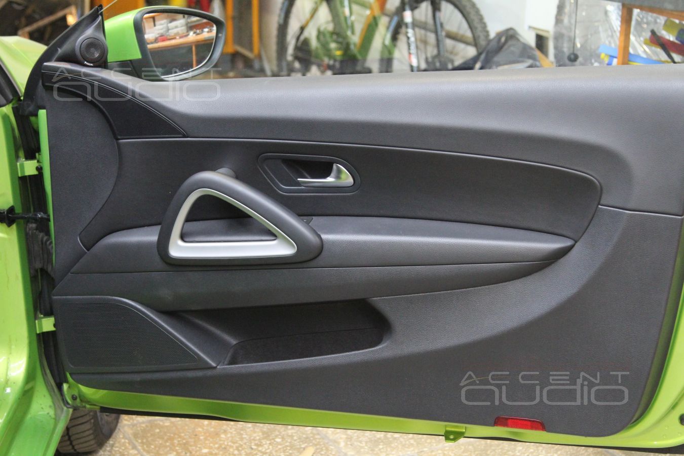 Подиумы под твитеры в Volkswagen Scirocco