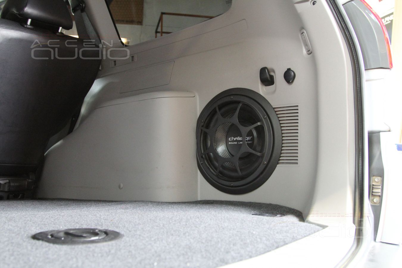 Сабвуфер, встроенный в крыло Mitsubishi Pajero Sport 2013