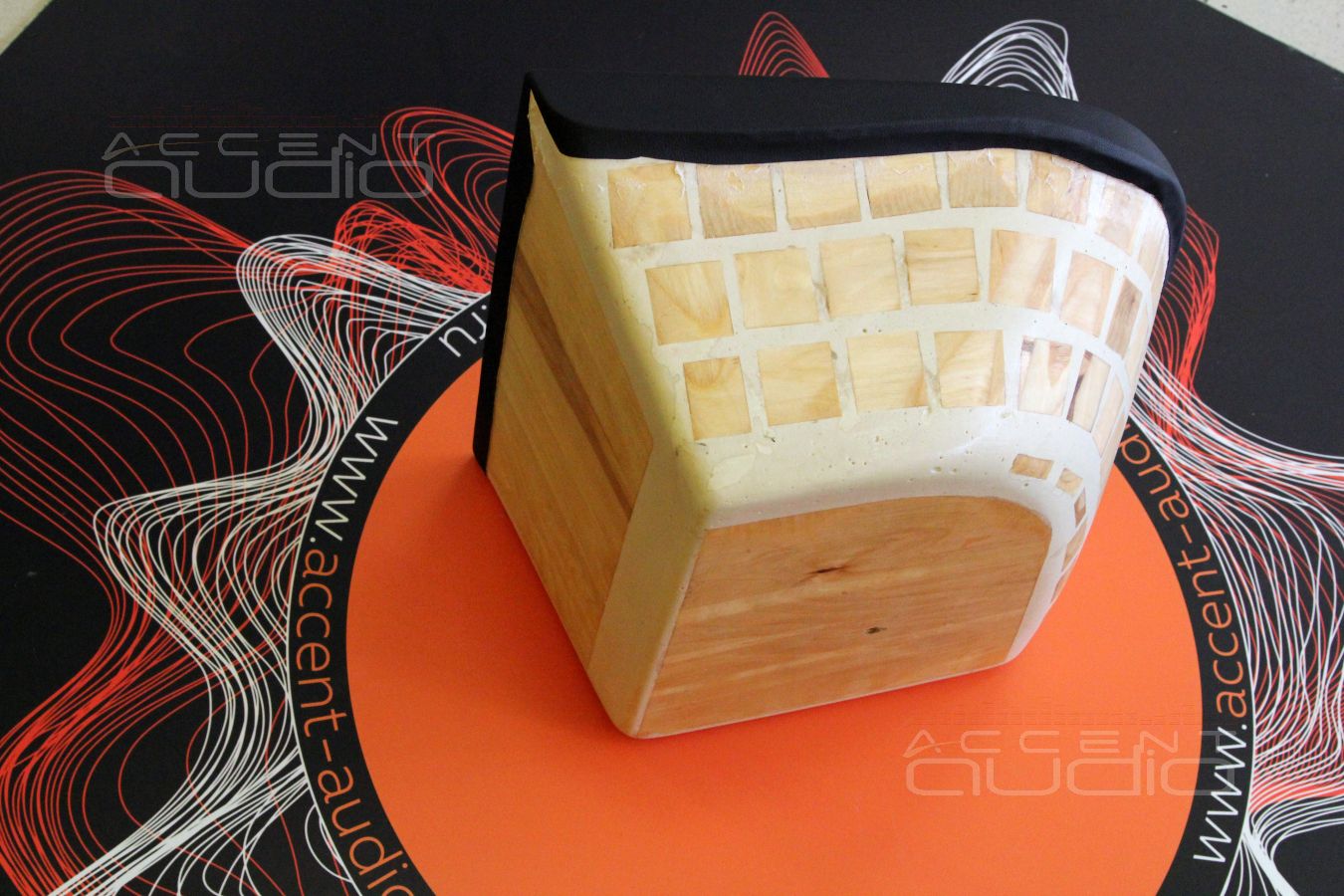 Настоящий сабвуфер-стелс для Skoda Octavia