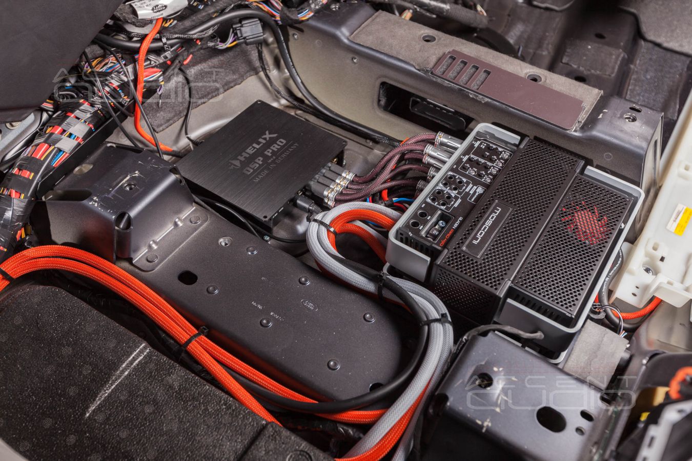 Установка усилителей Mosconi и аудиопроцессора Helix в RangeRover Vogue