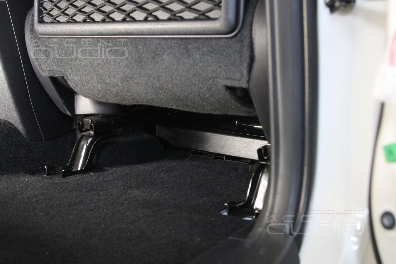 Усилители E.O.S AE-475 LE и E.O.S AE-4100 под сидениями Toyota Prado 150