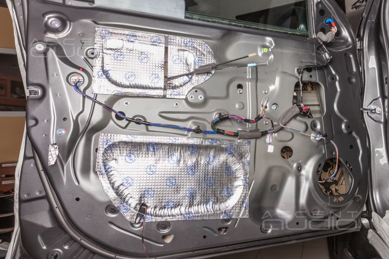 Аудиоподготовка дверей, жесткость и установка акустики Focal Flax в Mitsubishi Pajero Sport