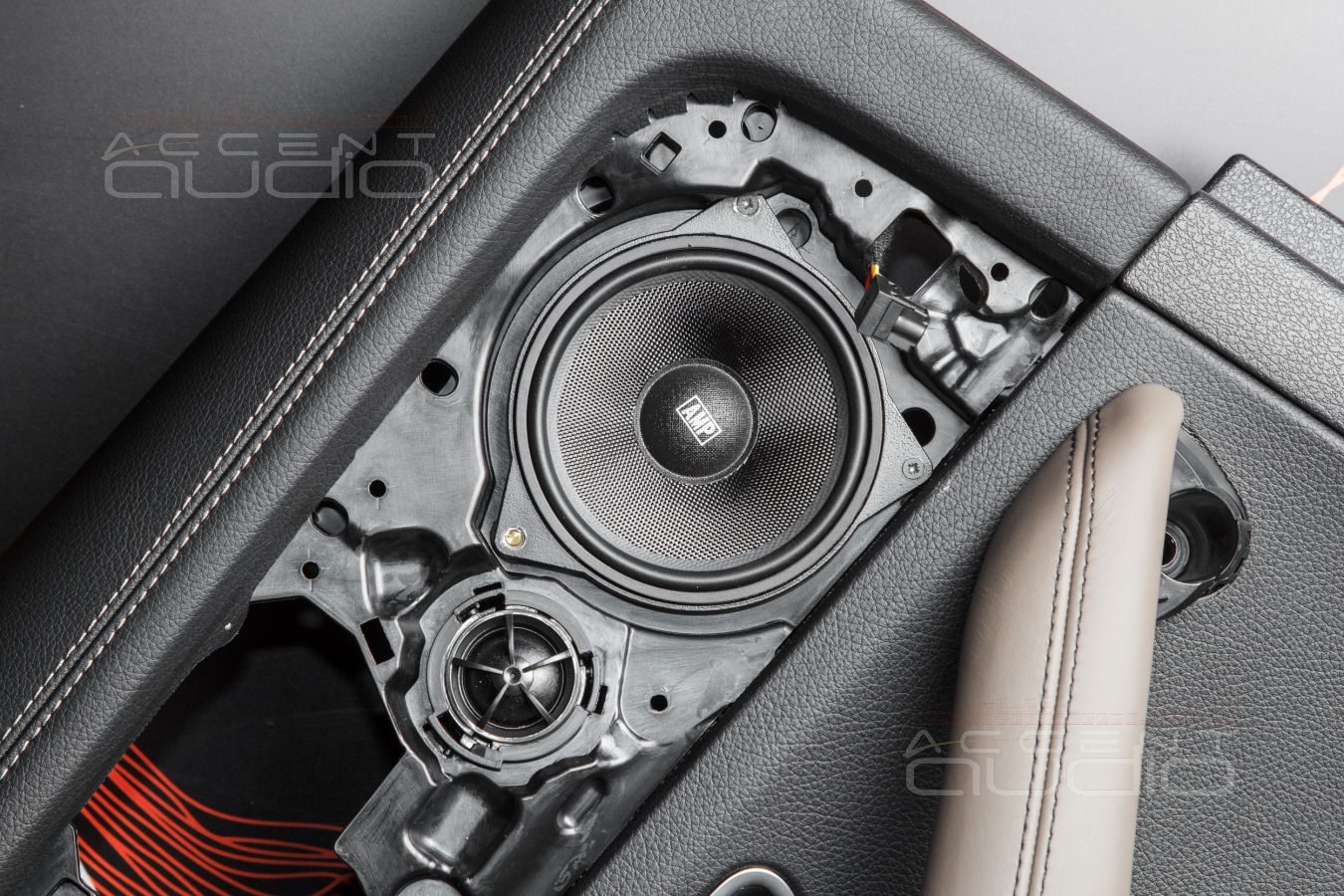 Штатная, скрытая установка среднечастотных динамиков Blam и AMP в Mercedes GLE