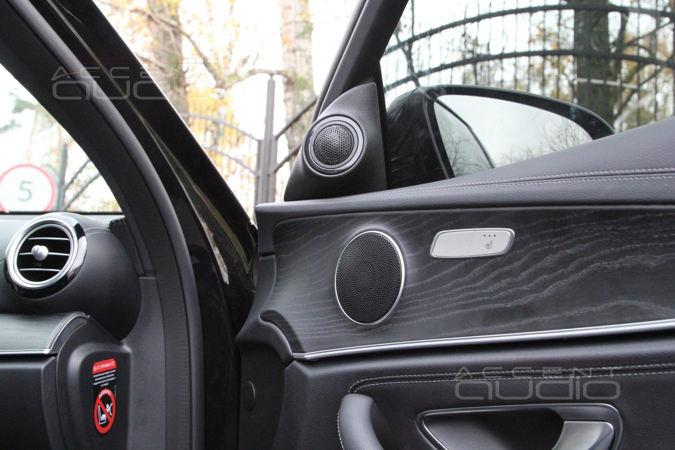 Подиумы под твитеры Eton, которые могли быть спрятаны, но теперь установлены правильно