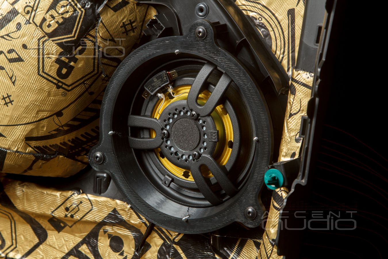 Аудиоподготовка дверей и установка мидбасовых динамиков Morel Virtus Nano Carbon MW6