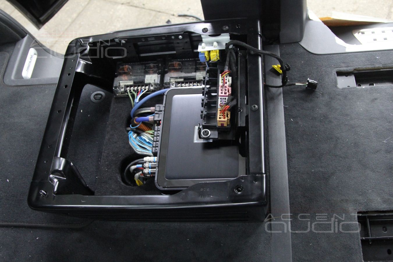 Сабвуфер в Volkswagen Multivan