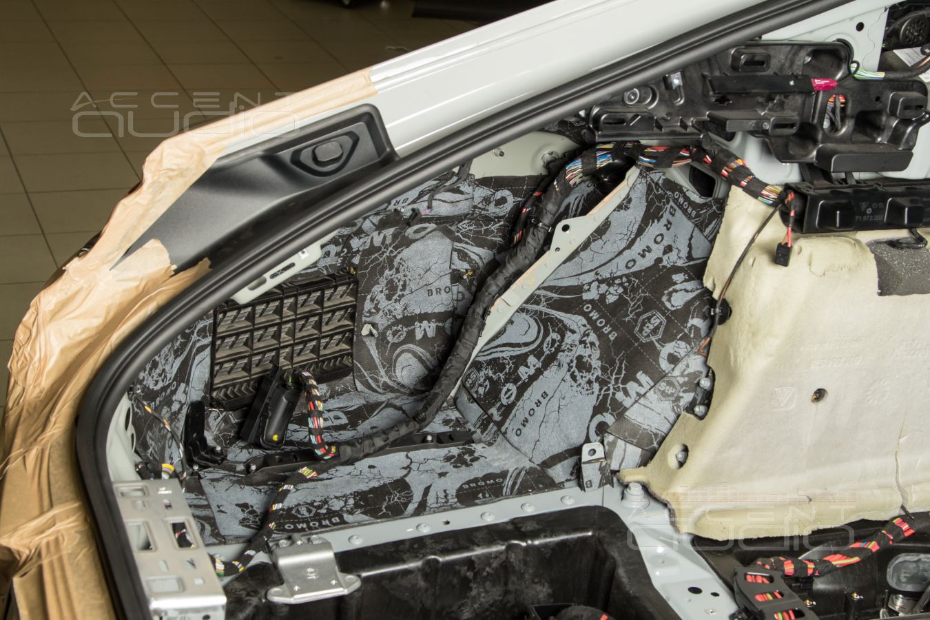 Стильный, адский, трясущий – сабвуфер-стелс JLAudio TW3 для Porsche Panamera