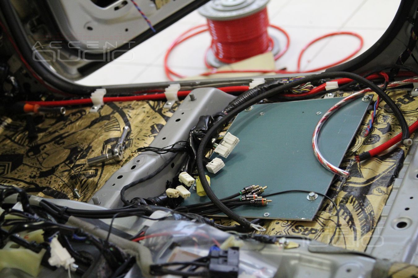 Установка усилителя Mosconi ONE 130/4