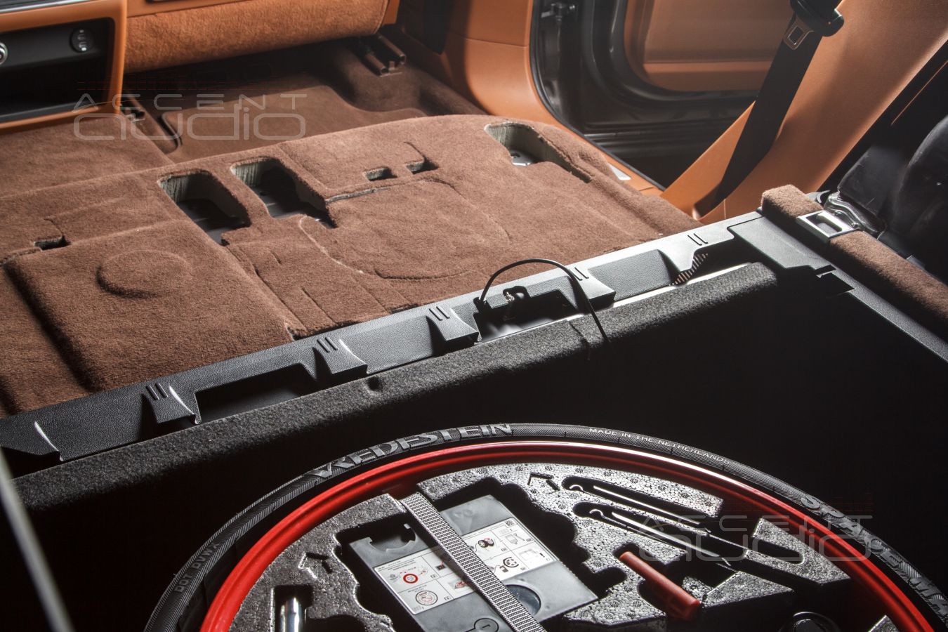 Штатный, скрытый, технологичный – монтаж усилителей в Porsche Cayenne Coupe 2022