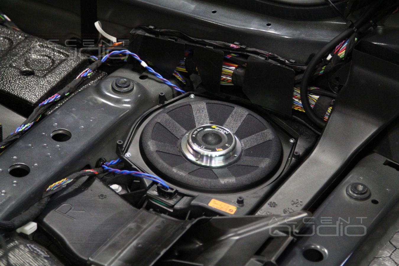 Замена подсидельных мидбасов (сабвуферов) на Eton B195 Neo в BMW 730 LD