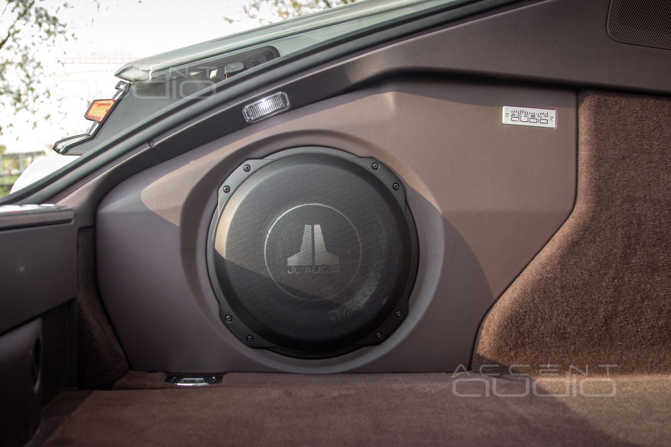 Стильный, адский, трясущий – сабвуфер-стелс JLAudio TW3 для Porsche Panamera