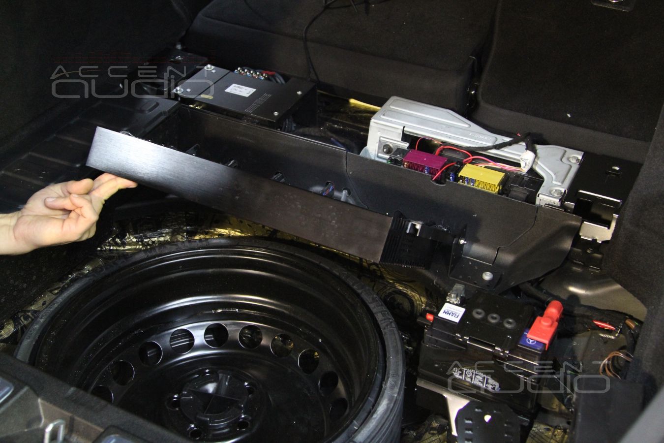 Установка аудиопроцессора Audison и пятиканального усилителя в Mercedes GLK 2014