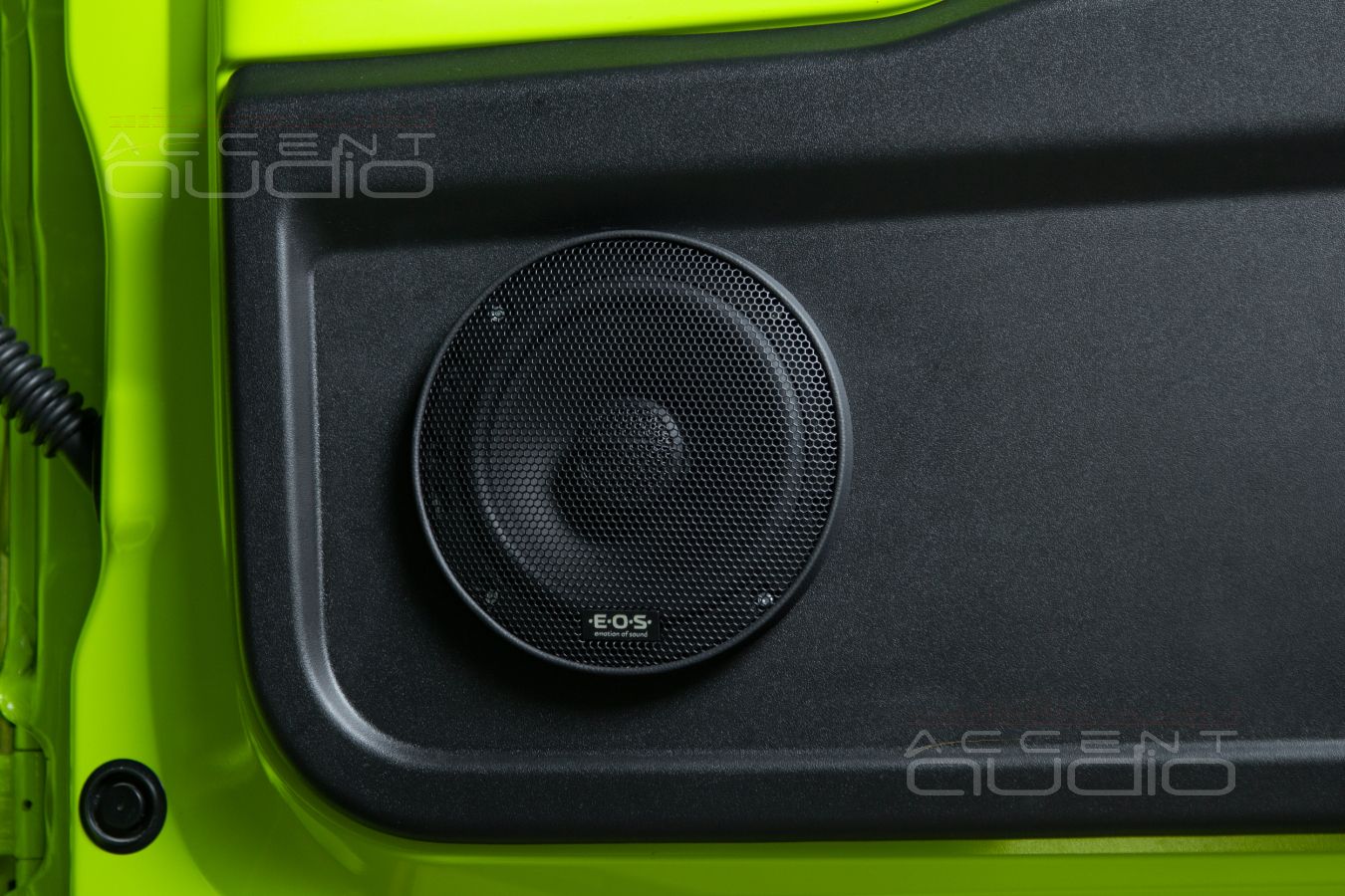 Тыловая акустика Challenger для OpenAir вечеГринок в Suzuki Jimny