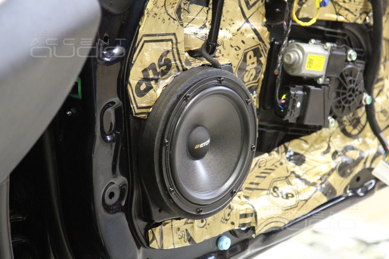 Установка мидбасовых излучателей Eton RSR 160 в двери Kia Optima