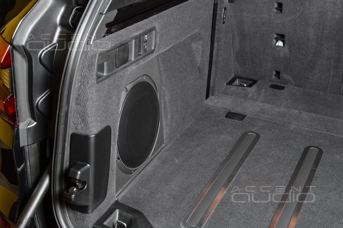 Главный по басу: сабвуфер-стелс для BMW X5 с динамиком JLAudio