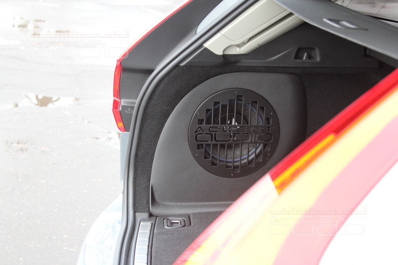 Настоящий сабвуфер-стелс специально для Volvo XC60 2019