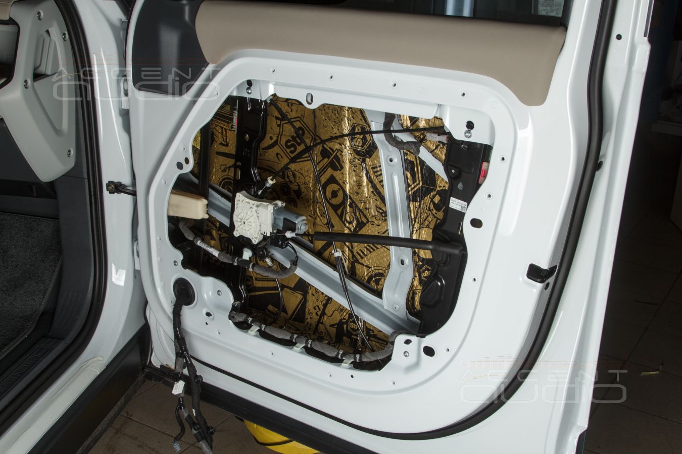 Аудиоподготовка оригинальных дверей Land Rover Defender и установка новых мидбасов SOAudio