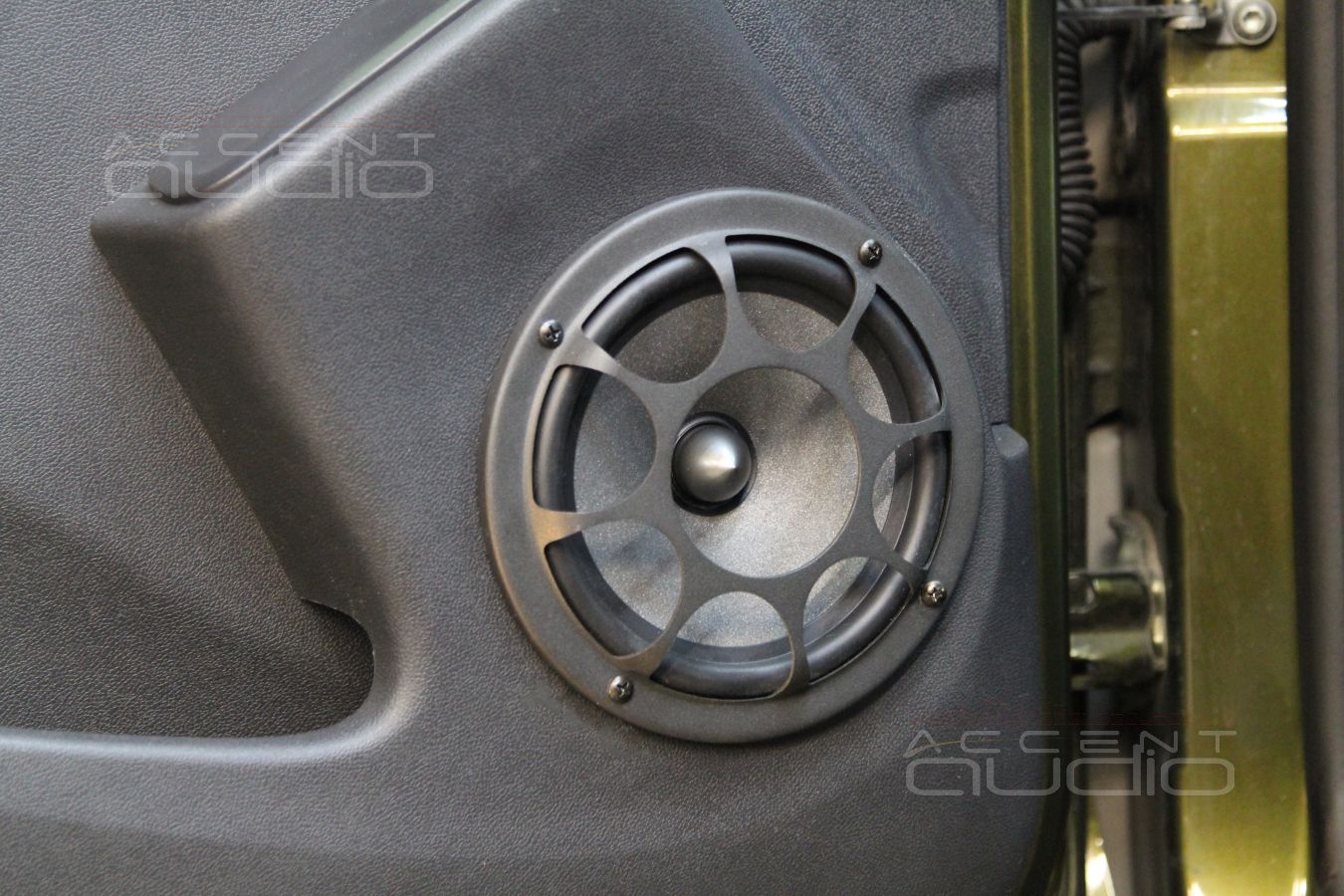 Установка компонентов акустики