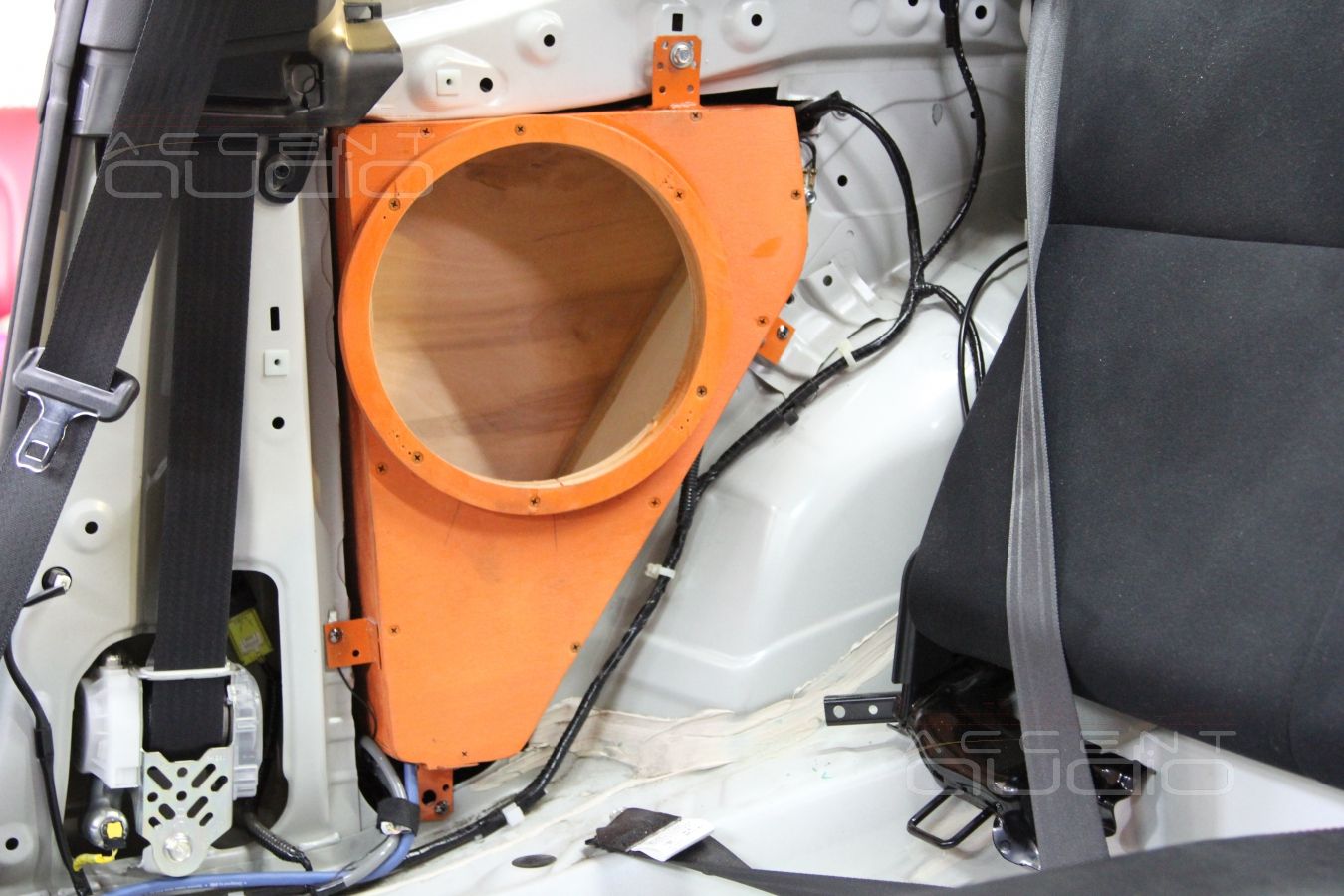 Встроенный сабвуфер в Toyota GT86