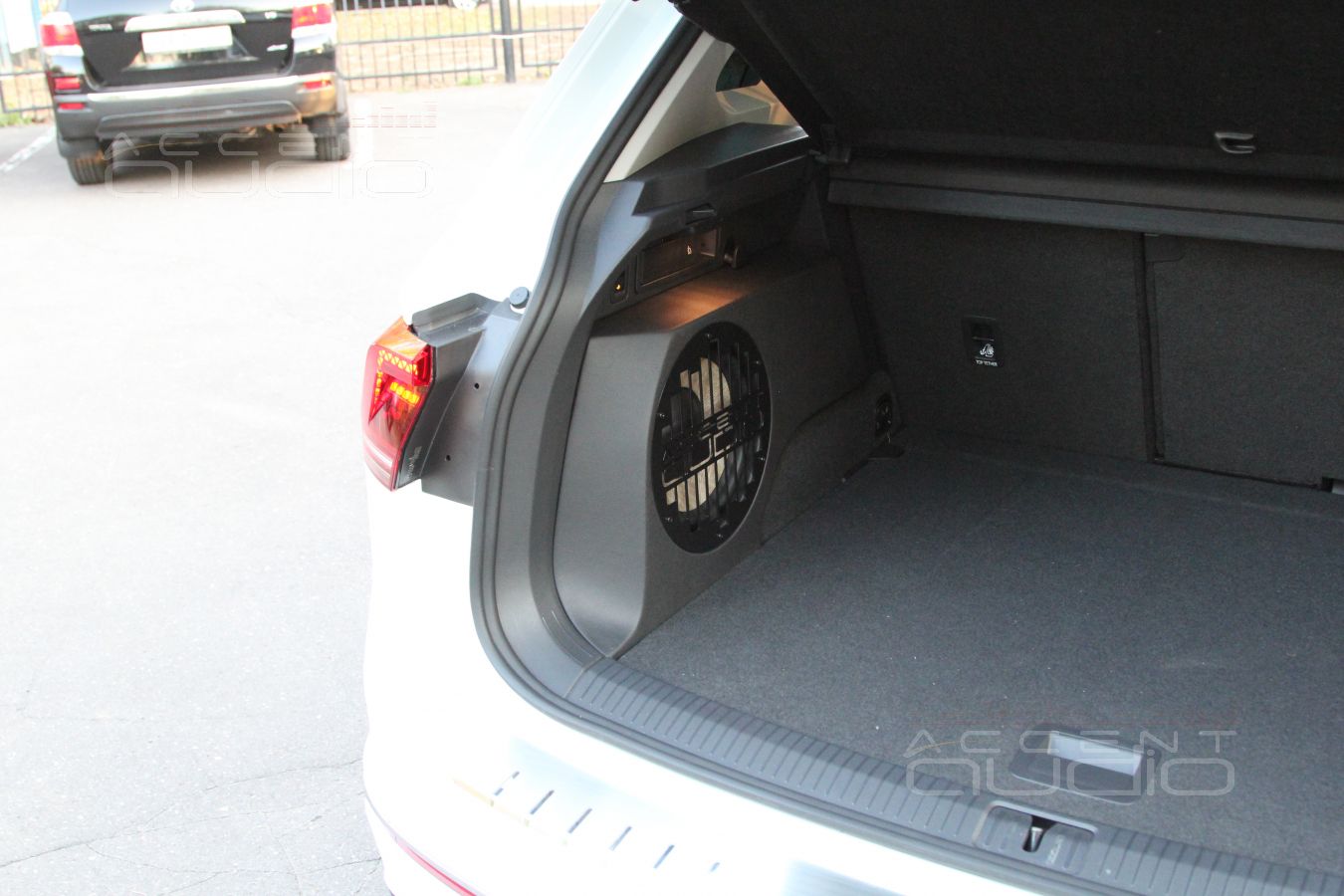 Встроенный сабвуфер-стелс в новом Volkswagen Tiguan