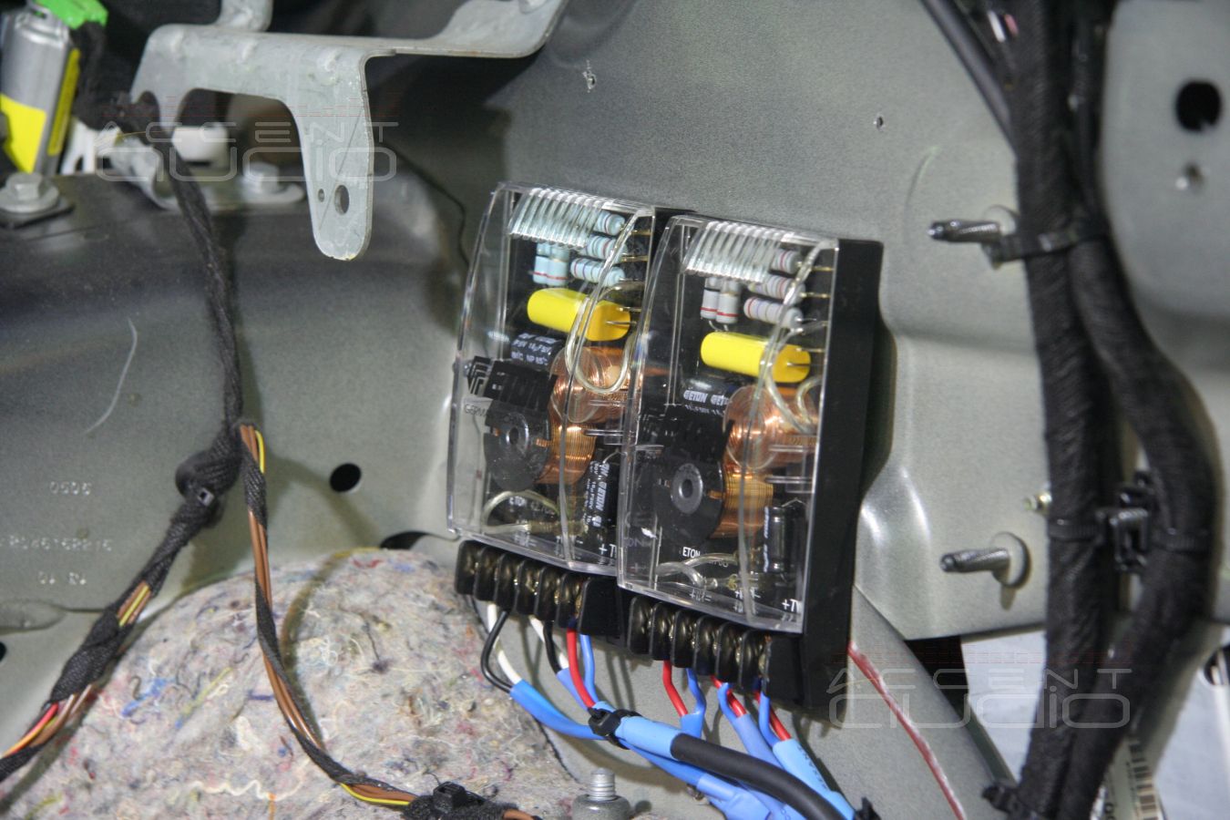 Прокладка силовой и акустической проводки, коммутация