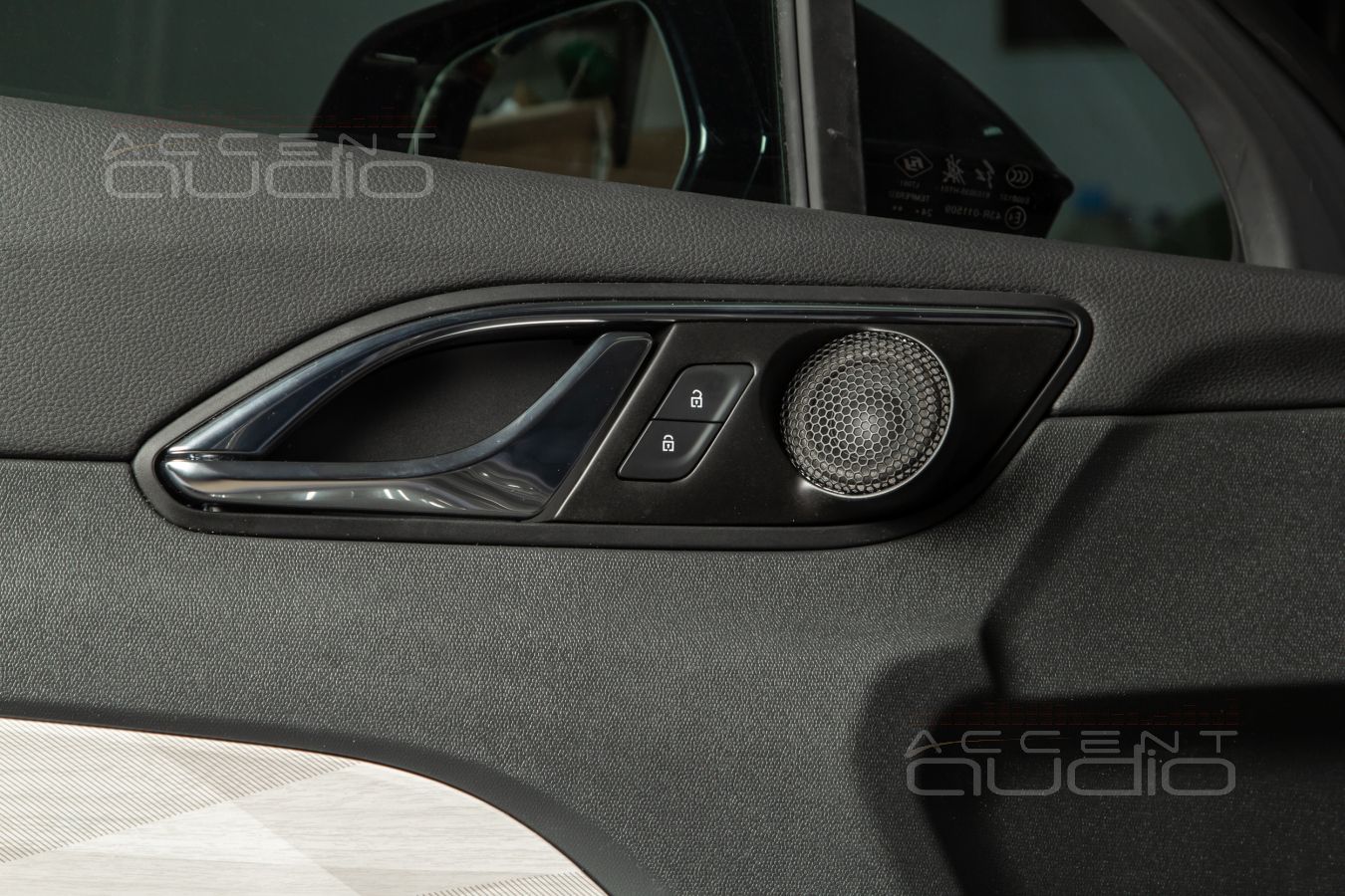 Решение: широкая полоса от Eton PRW 50 в штатных местах Hongqi HS3