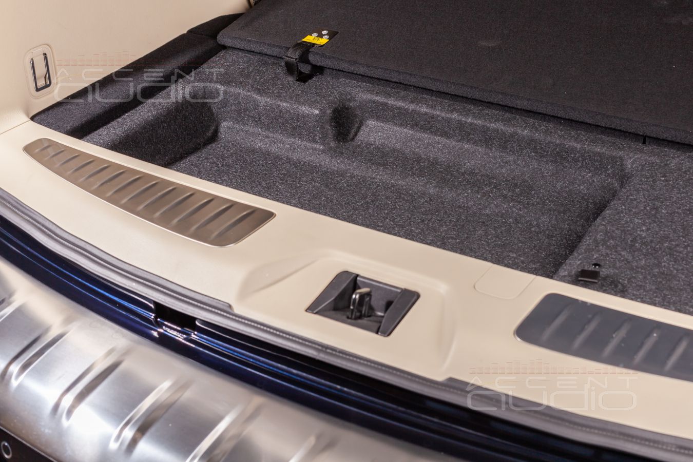 Установка усилителей и аудиопроцессора – каждый на своём месте: Zapco, Alpine и Helix