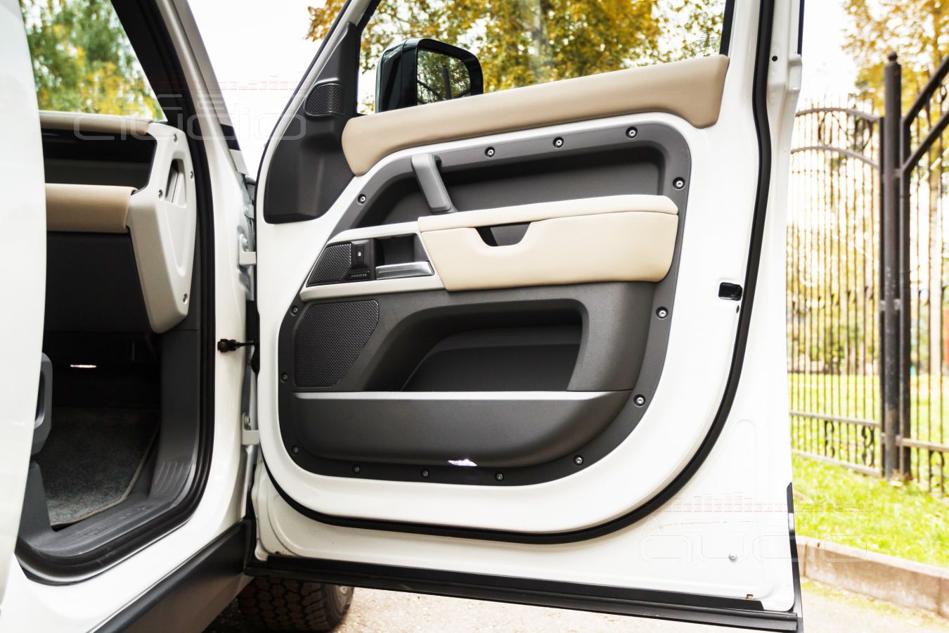 Монтаж СЧ и ВЧ динамиков E.O.S и SOAudio штатно в двери Land Rover Defender