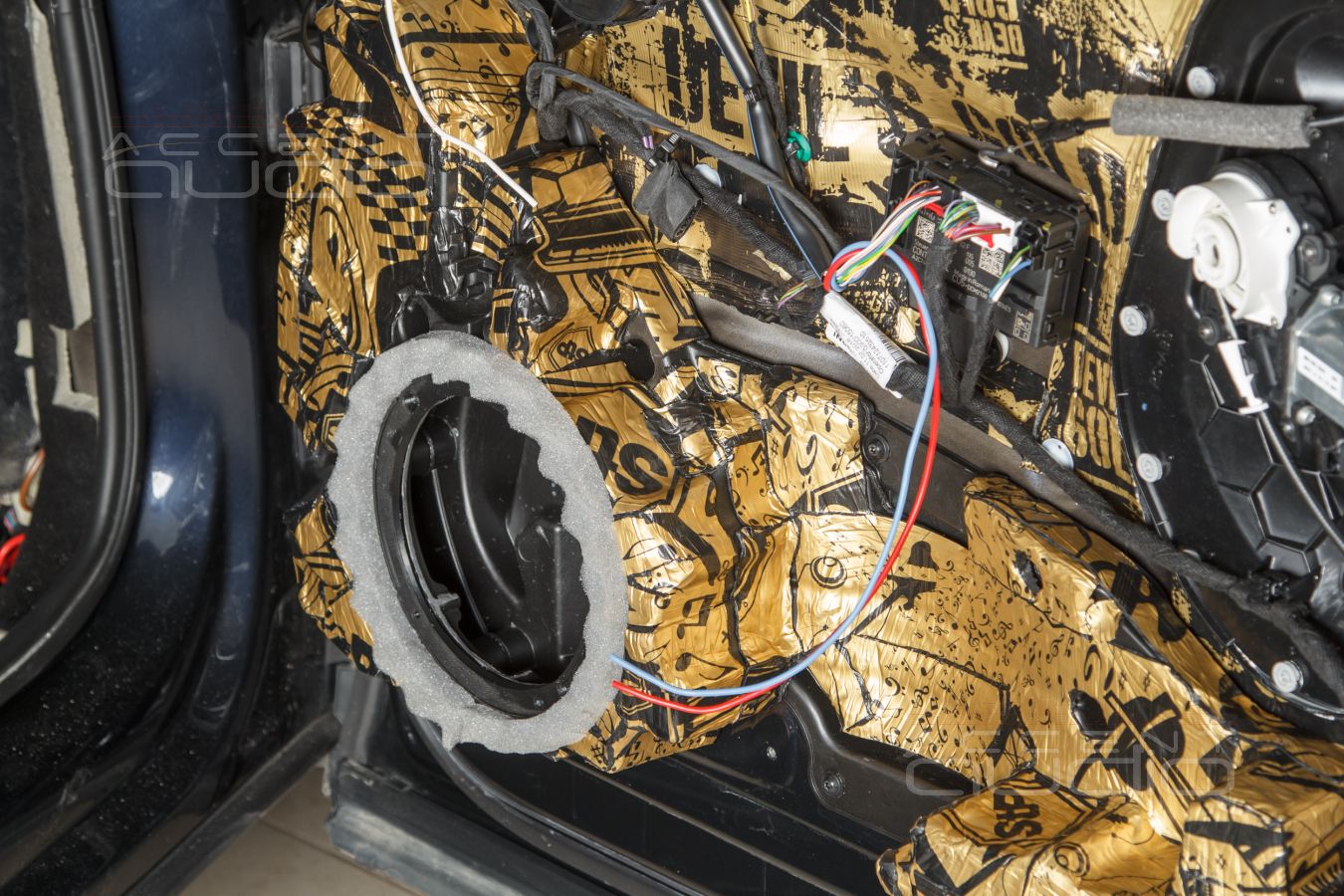 Великолепная бумага из Дании: ScanSpeak 18W/4531G01 в дверях Bentley Bentayga